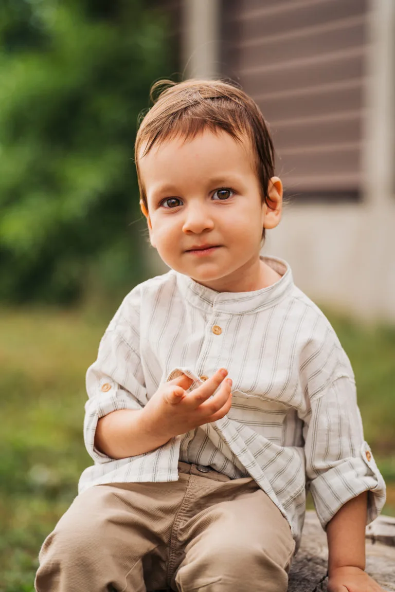 Băiețel mic fotografiat în exterior, ședință foto portret copil lumină naturală