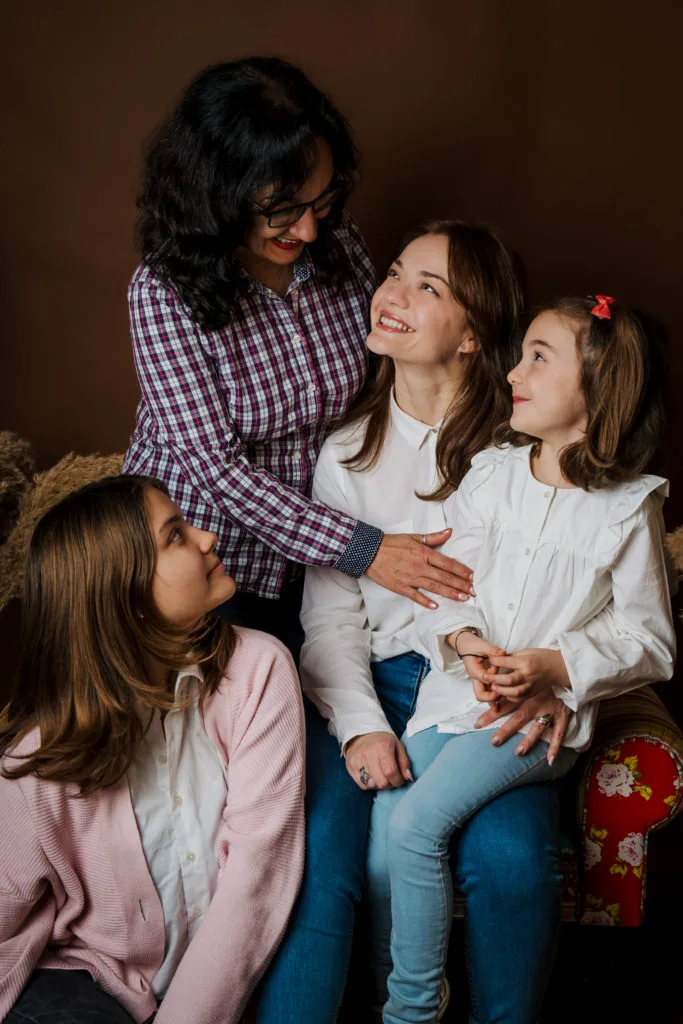 Ședință foto familie cu patru membri, atmosferă caldă în studio București