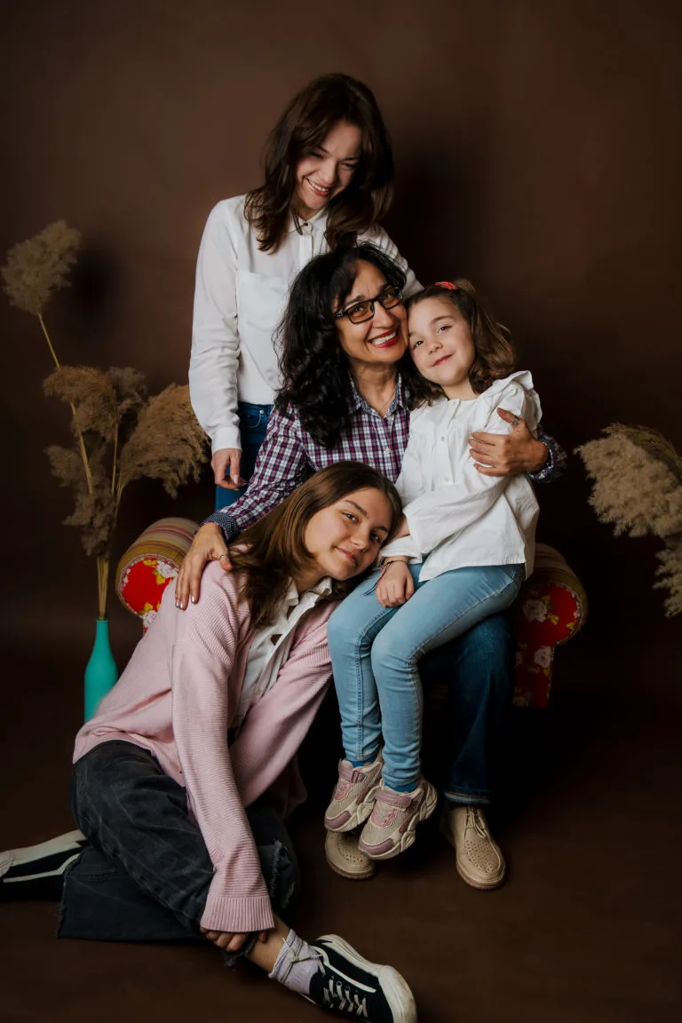 Ședință foto familie cu trei generații în studio, atmosferă caldă București