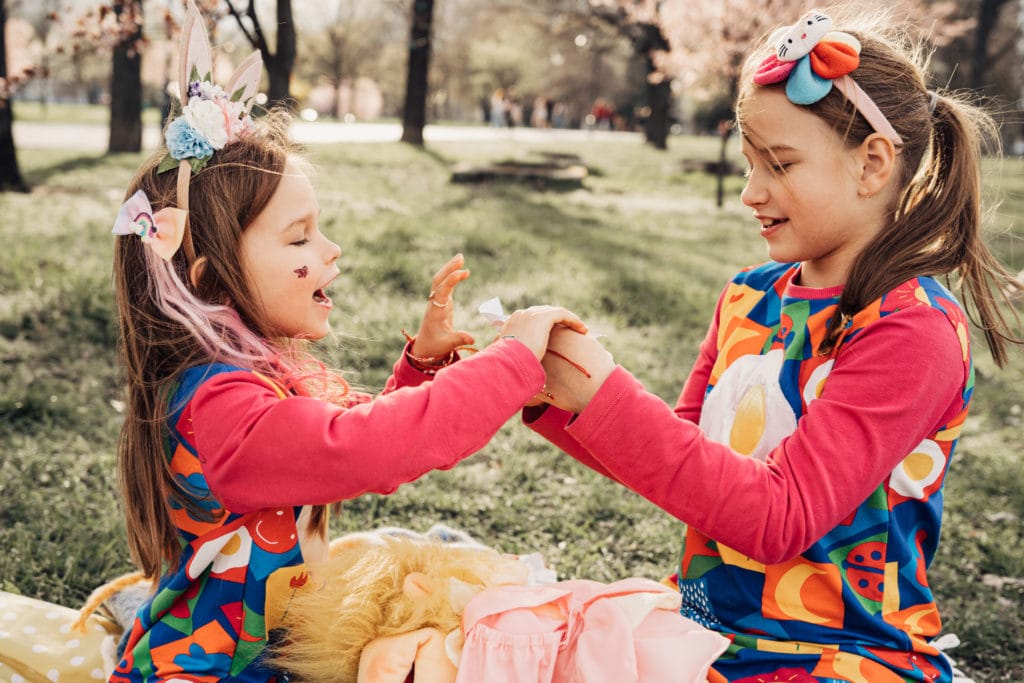 Două fetițe în costumații colorate jucându-se în parc, ședință foto copii București