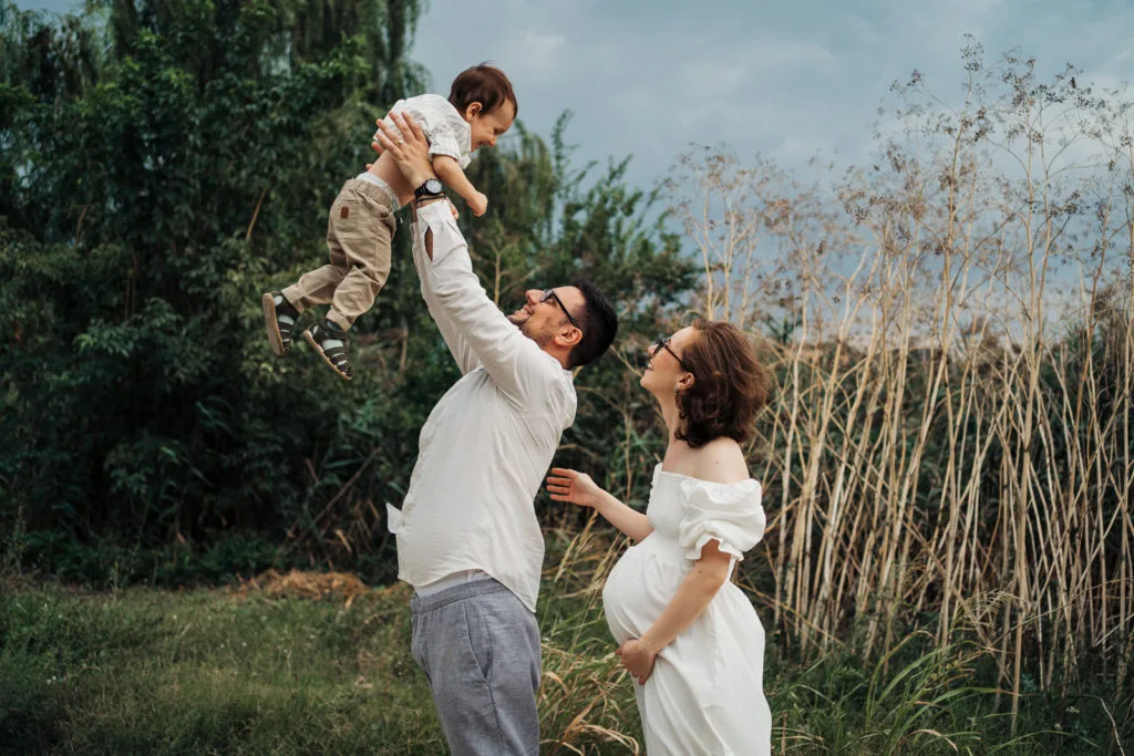 Ședință foto maternitate în natură, familie fericită cu copil mic și mamă însărcinată