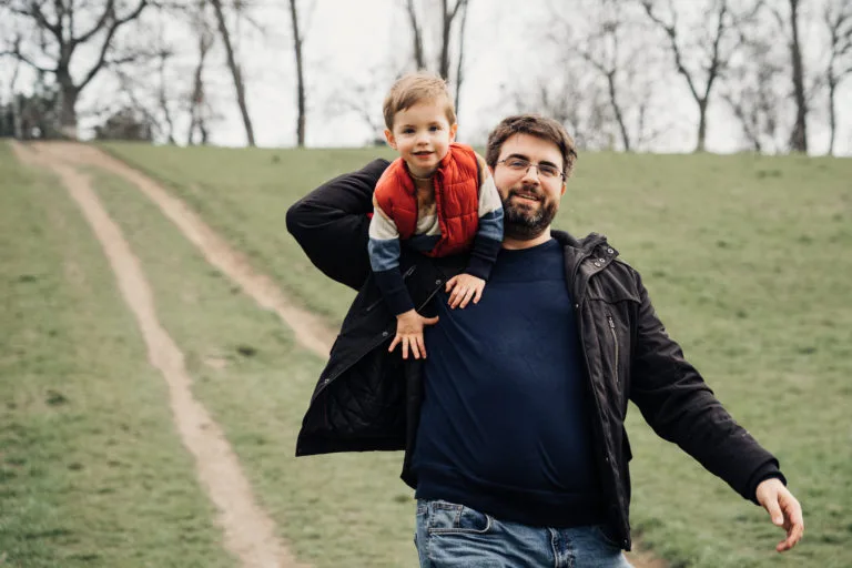Ședință foto familie în parc, tată cu băiețel în brațe, lumină naturală