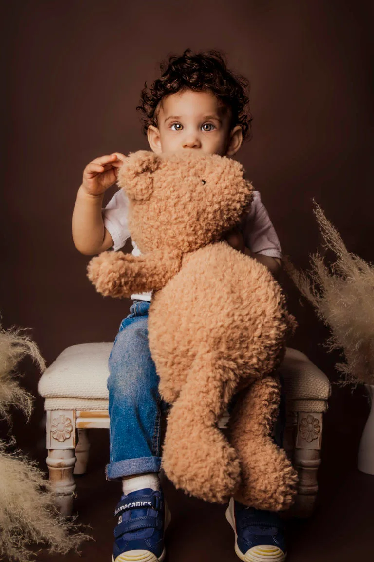 Copil mic cu ursuleț de pluș mare, ședință foto portret studio București