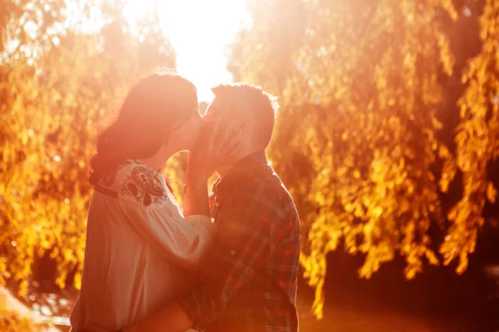 Cuplu sărutându-se la apus, ședință foto romantică în natură București