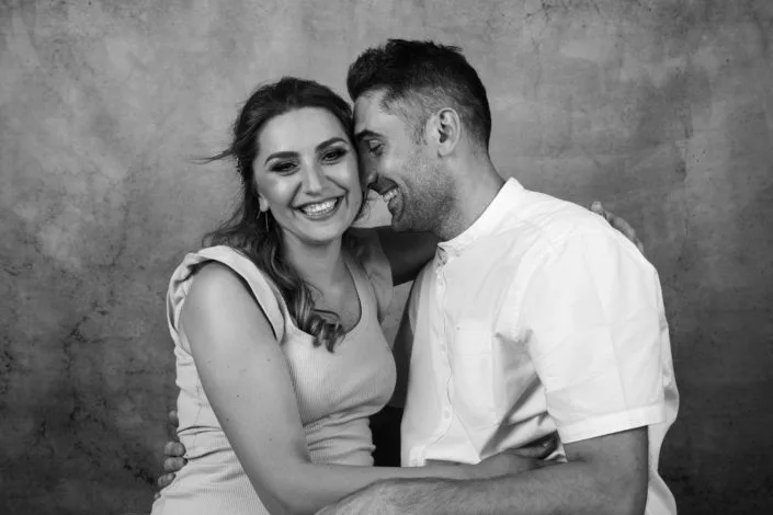 Cuplu fericit în ședință foto alb-negru, portret romantic București studio