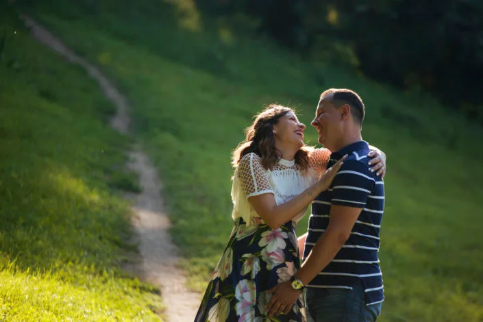 Cuplu fericit în parc la apus, ședință foto romantică în aer liber