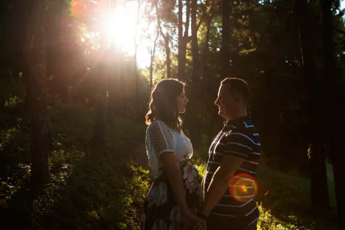 Cuplu îndrăgostit în pădure la apus, ședință foto romantică în natură