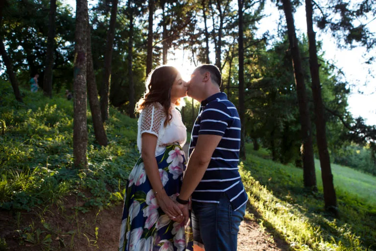Cuplu în pădure la apus, ședință foto romantică în natură București