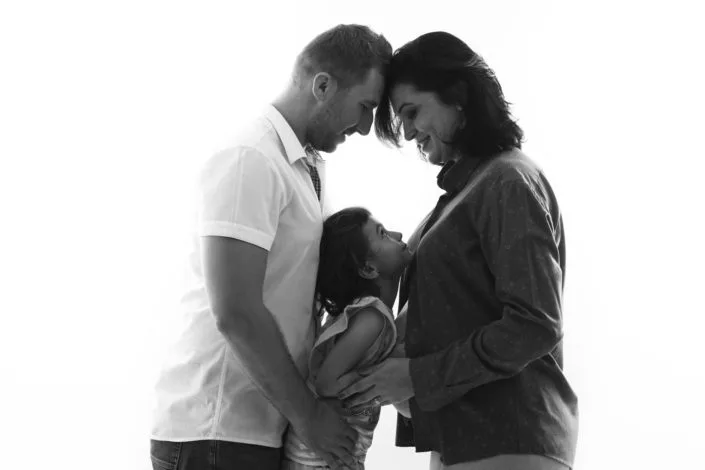 Ședință foto familie în studio, părinți și copil în lumină albă expresivă