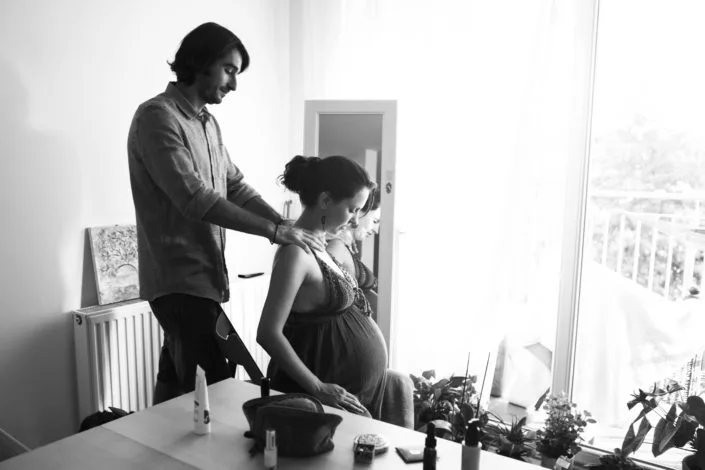 Ședință foto maternitate în interior, cuplu fericit, lumină naturală difuză