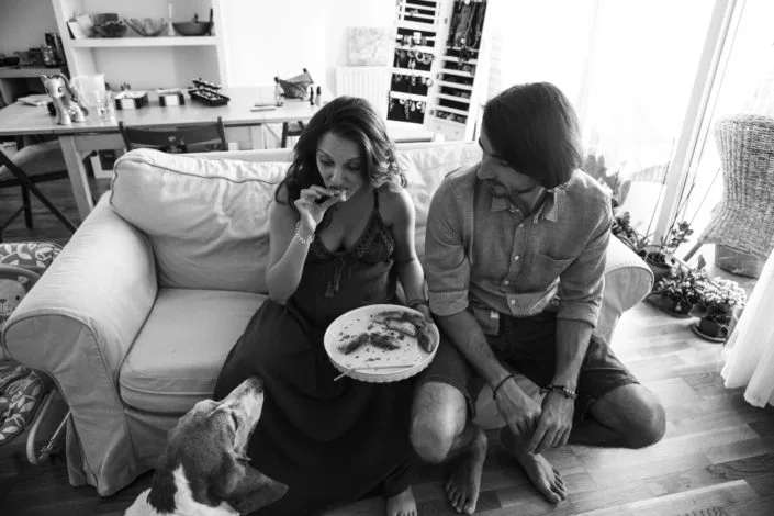Cuplu relaxat acasă cu câine, ședință foto lifestyle în interior alb-negru