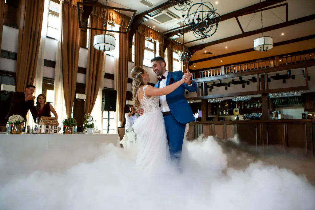 Miri dansând pe nor de fum în sală elegantă, fotografie de nuntă București