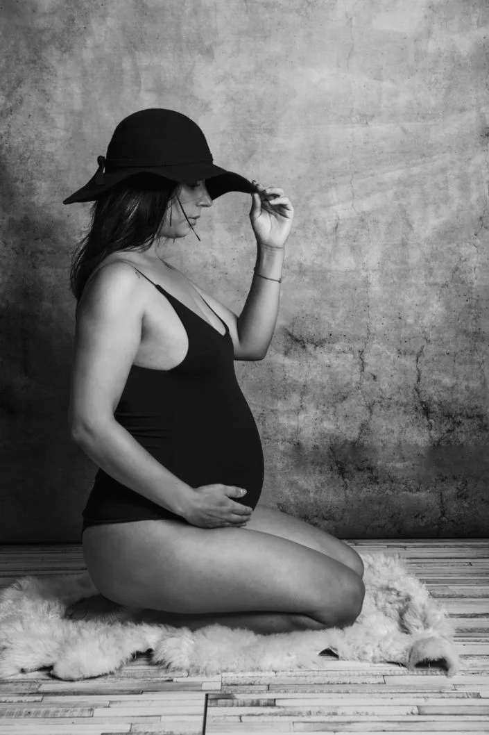Femeie însărcinată în studio, ședință foto maternitate elegantă alb-negru București