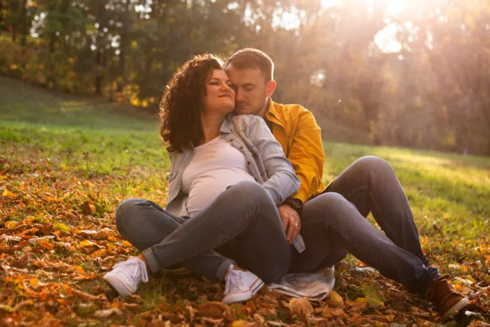 Cuplu în ședință foto romantică de toamnă, lumină naturală caldă în parc