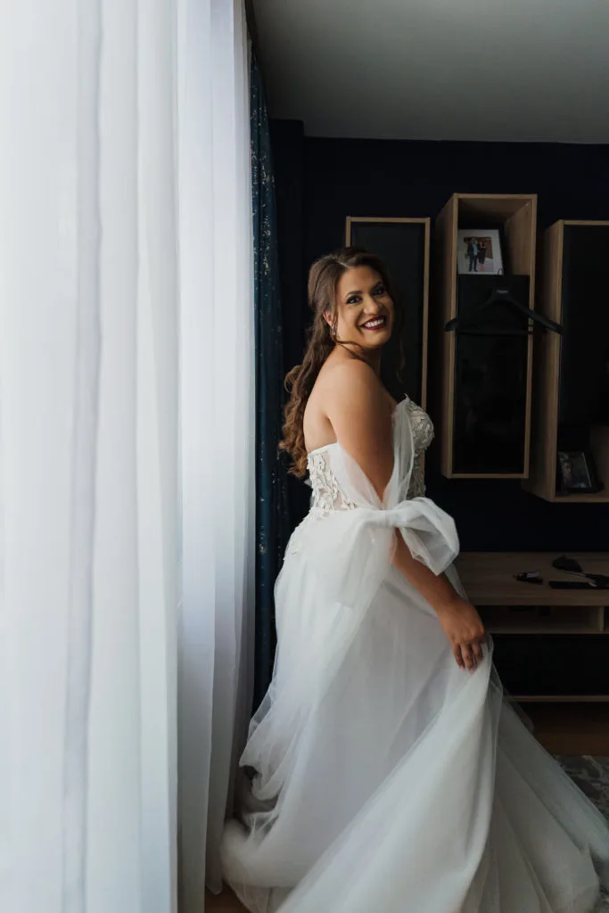 Mireasă elegantă în rochie albă de tulle, fotografie de nuntă în lumină naturală