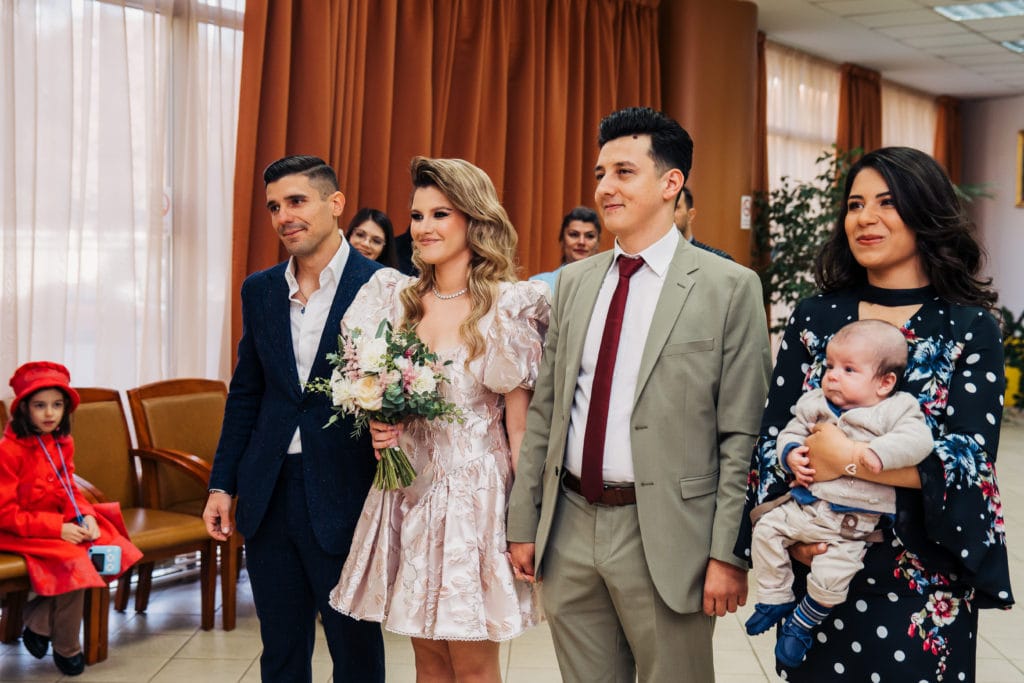 Miri și nași la starea civilă, fotografie de nuntă intimă și emoționantă București