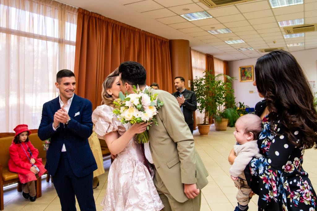 Miri sărutându-se la starea civilă, fotografie de nuntă intimă București