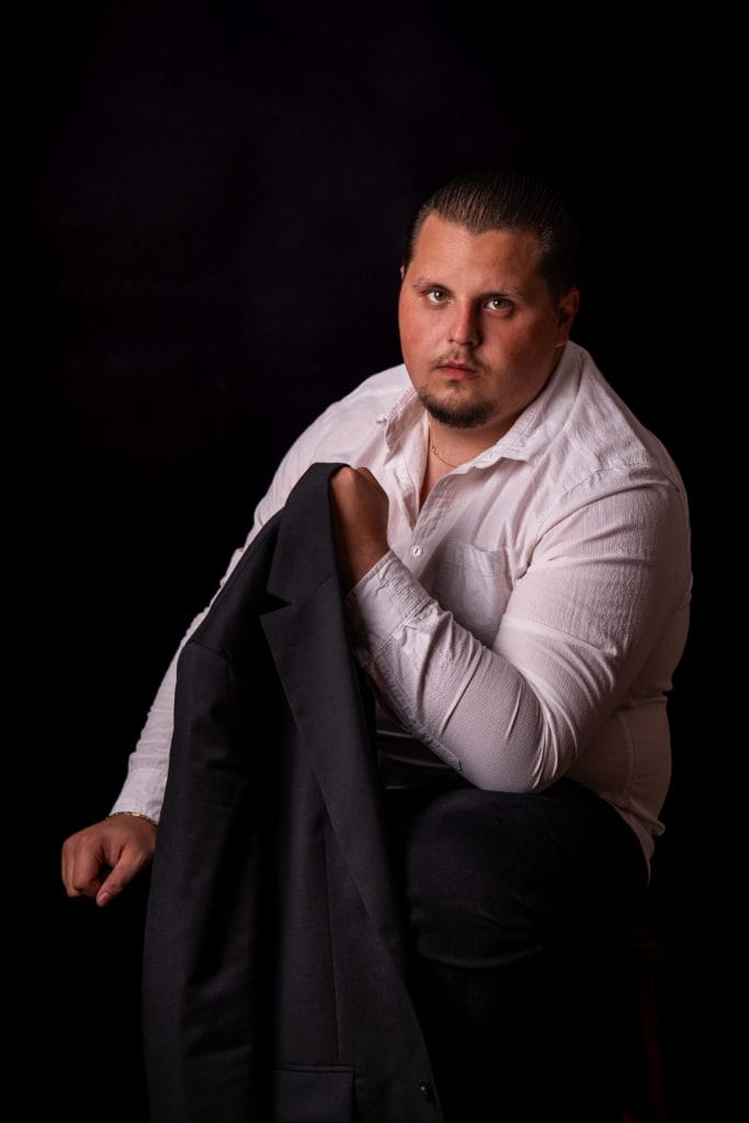 Bărbat elegant în cămașă albă cu sacou, portret artistic studio București