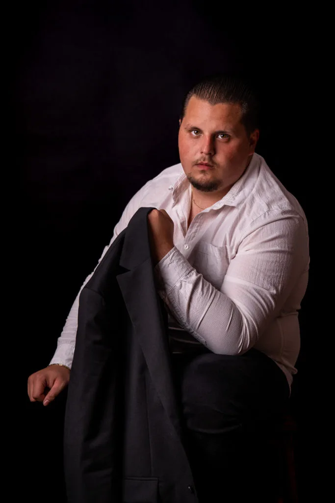 Bărbat elegant în cămașă albă cu sacou, portret artistic studio București