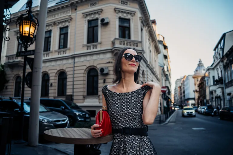 Ședință foto portret femeie elegantă în centrul vechi București, lumină de seară