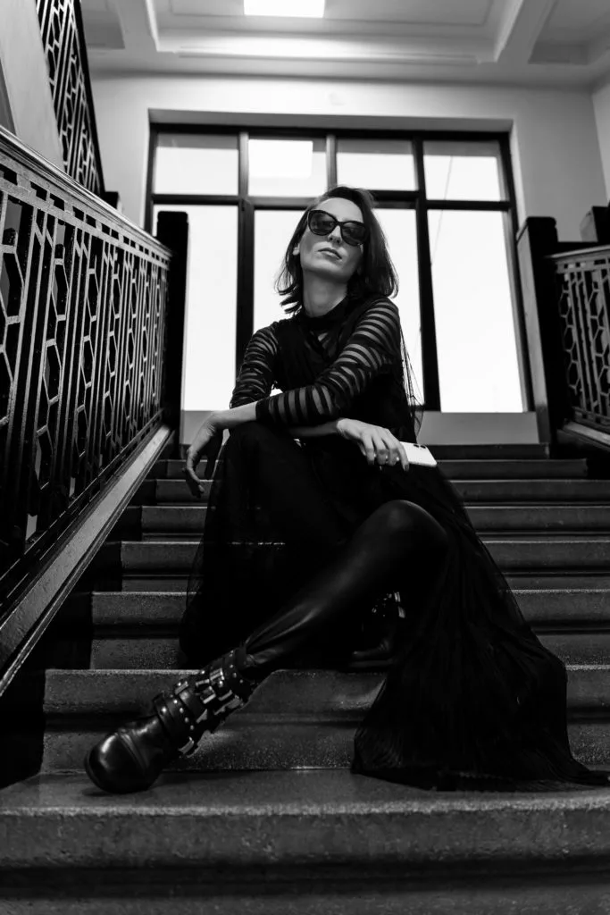 Ședință foto portret femeie elegantă pe scări în alb-negru București
