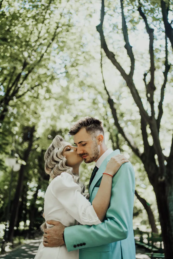 Cuplu de miri îmbrățișați în parc, fotografie romantică de nuntă București