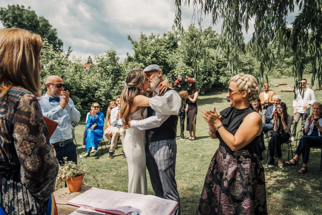 Miri sărutându-se la ceremonie în aer liber, fotografie de nuntă emoționantă București