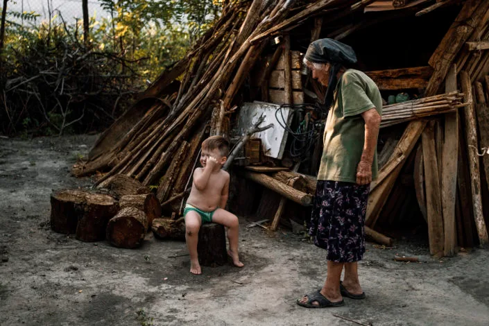Bunic și nepot în curte rustică, fotografie de familie autentică în exterior București