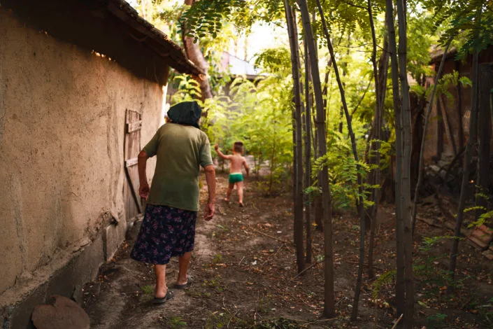 Bunică și nepot în curte rustică, fotografie de familie naturală București