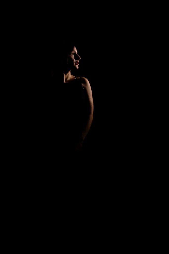 Portret feminin dramatic în lumină laterală, ședință foto artistică București