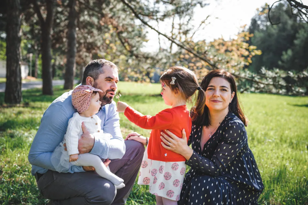 Ședință foto familie în parc cu două fetițe în lumină naturală de toamnă