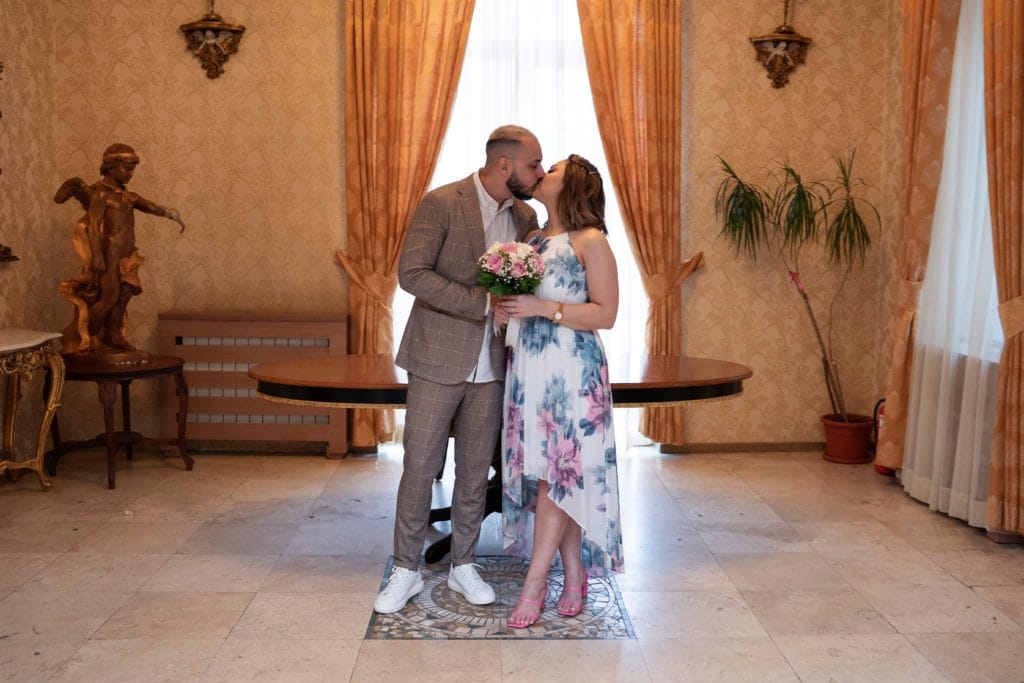 Miri sărutându-se în sală elegantă, fotografie de nuntă civilă București