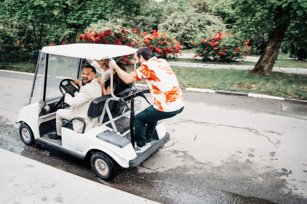 Mire vesel în golf cart cu prieteni, fotografie de nuntă plină de energie