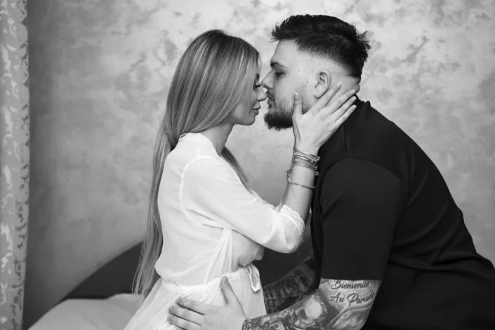 Cuplu romantic în ședință foto alb-negru, atmosferă intimă și elegantă București