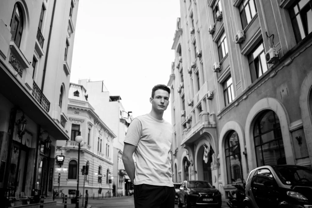 Tânăr în tricou alb, ședință foto portret urban alb-negru București