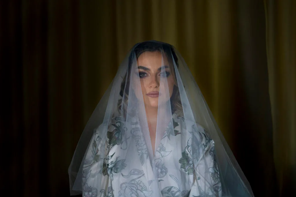 Mireasă cu voal alb și rochie florală, portret dramatic fotografie nuntă București