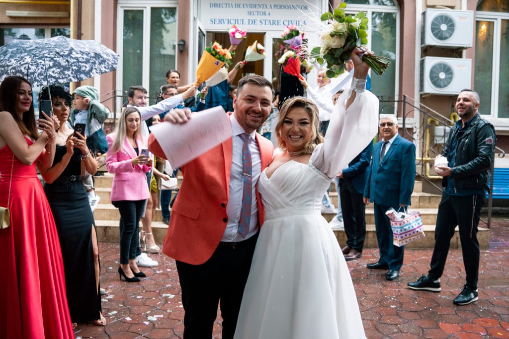 Miri fericiți la ieșirea din starea civilă, fotografie de nuntă București