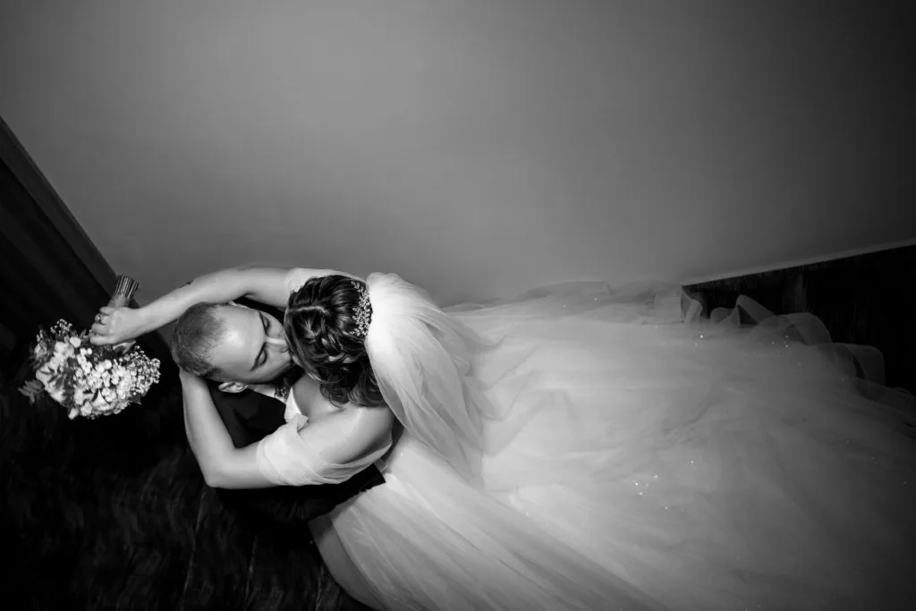 Miri în dans romantic alb-negru, fotografie de nuntă elegantă București