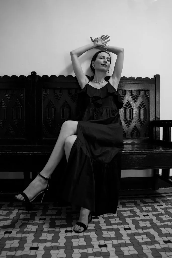 Femeie elegantă în rochie neagră, ședință foto portret artistic alb-negru București