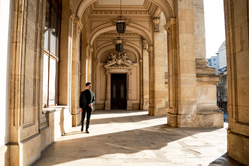 Bărbat elegant în costum negru, ședință foto portret la clădire istorică București