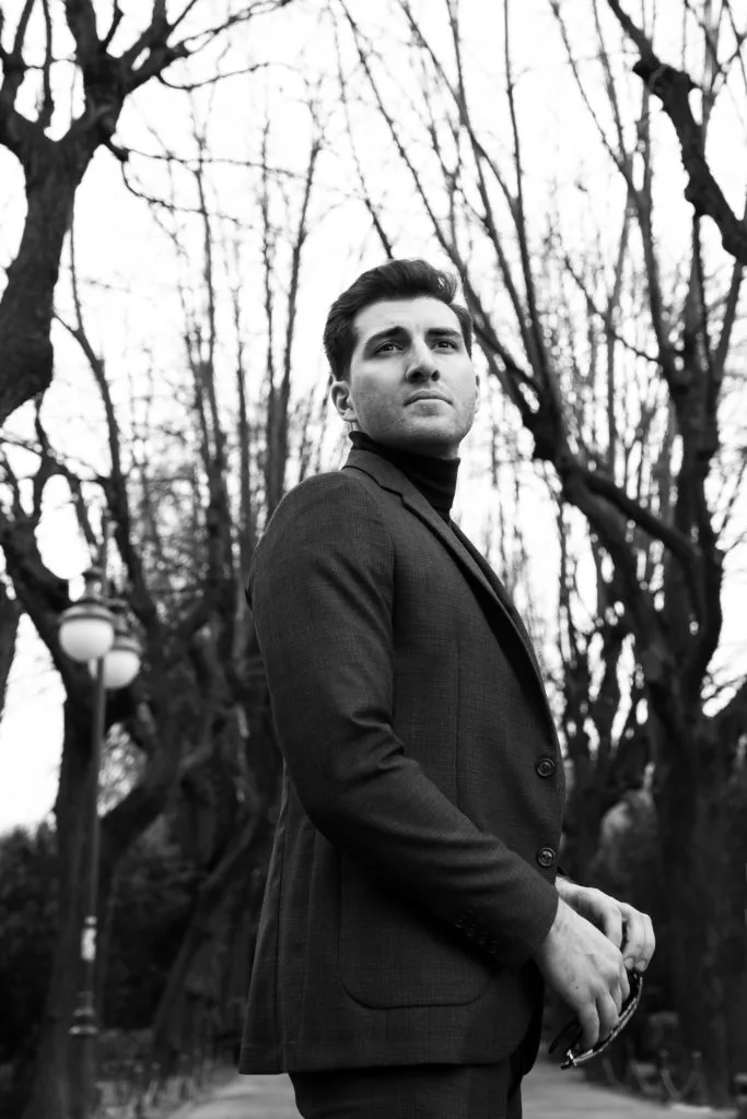 Ședință foto portret bărbat în costum, atmosferă elegantă alb-negru exterior