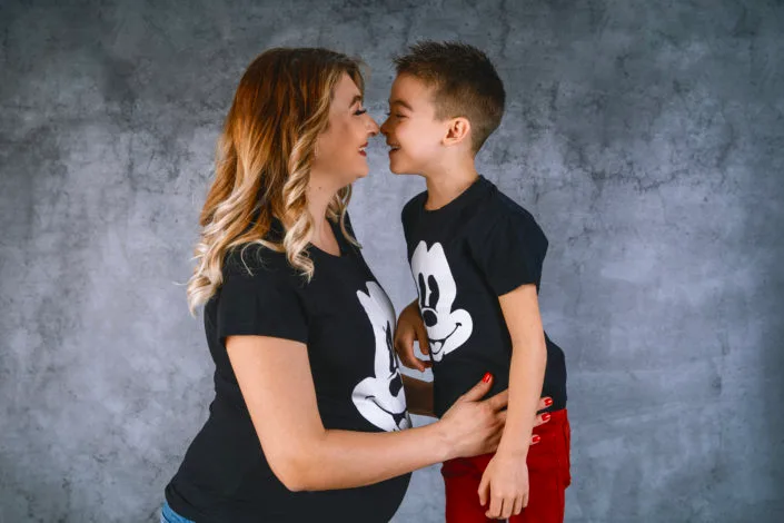 Mamă și fiu în ședință foto studio, tricouri asortate Mickey Mouse, București