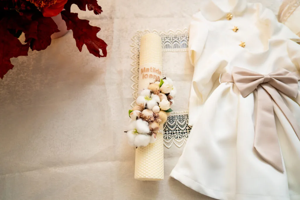 Lumânare personalizată Matilda Ioana cu flori de bumbac, accesorii botez elegante