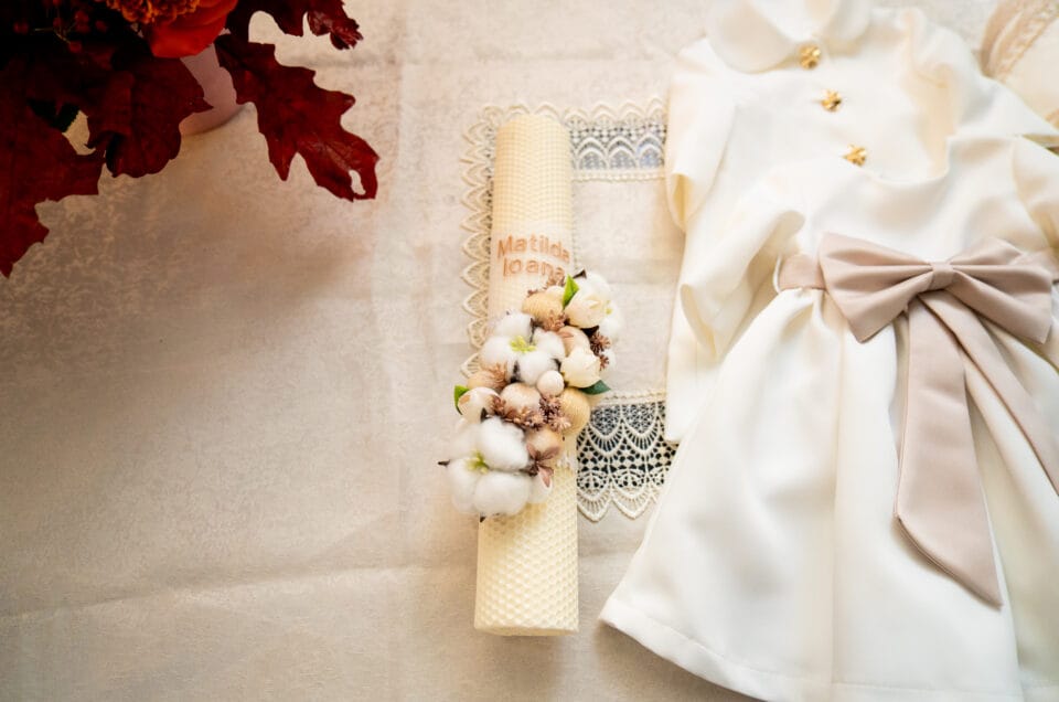 Lumânare personalizată Matilda Ioana cu flori de bumbac, accesorii botez elegante