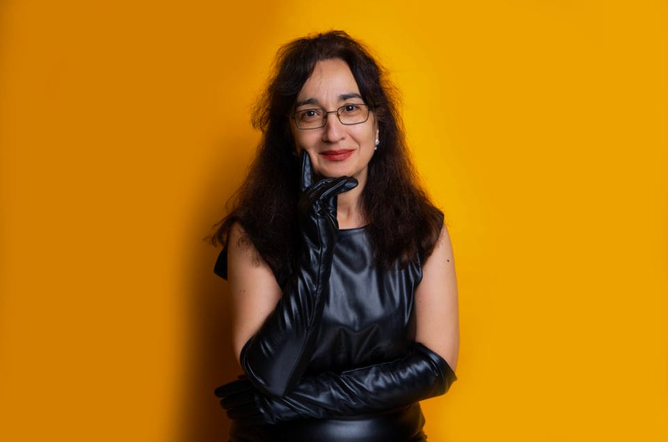 Portret elegant fotograf Cătălina Urse în studio, fundal galben București