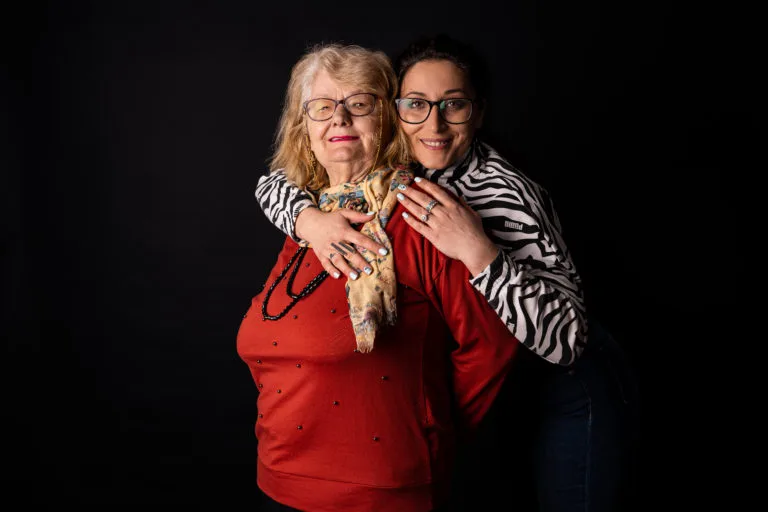 Portret emoționant mamă și fiică în studio, fotografie profesională București
