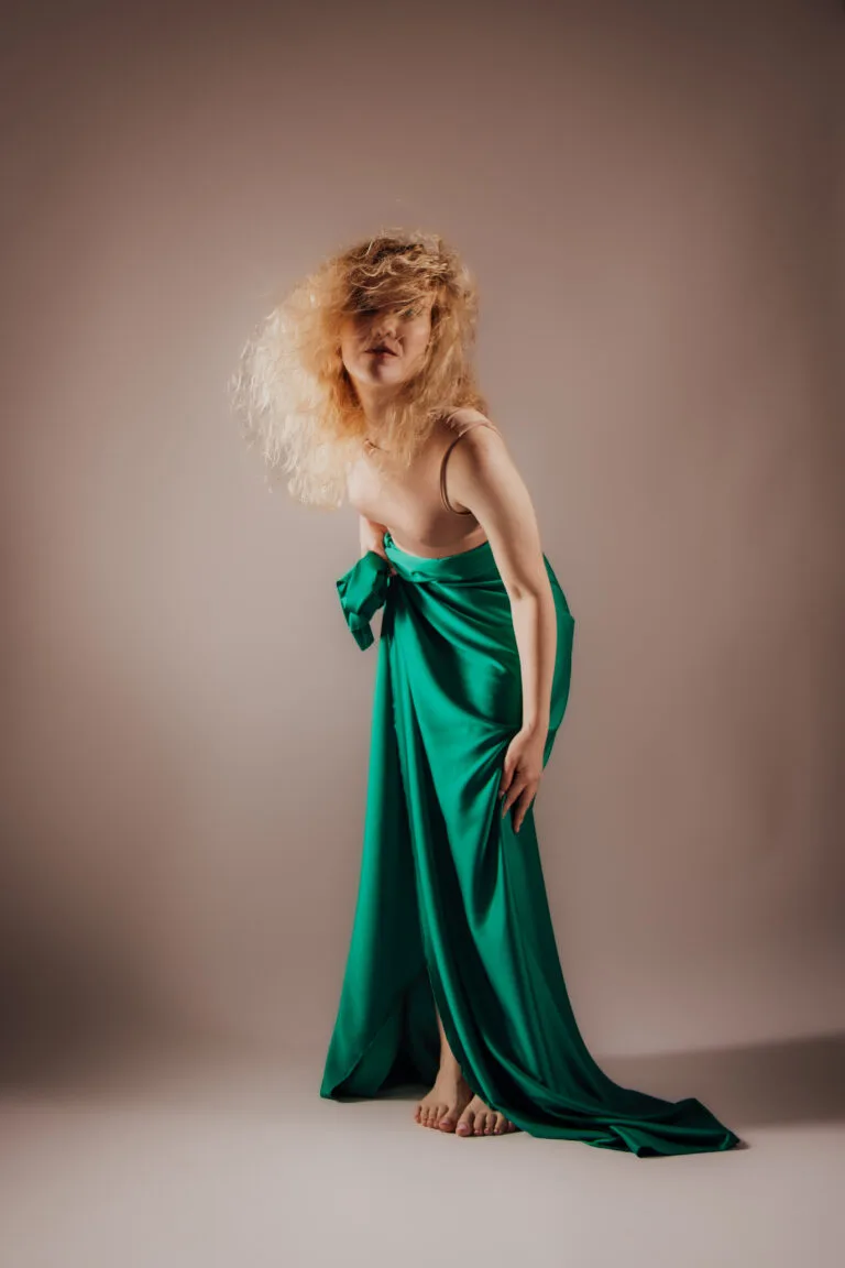 Ședință foto portret femeie în rochie verde satin, lumină studio București