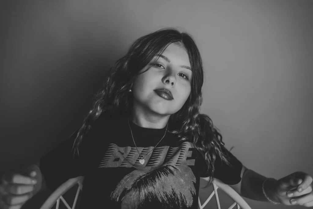 Tânără în ședință foto portret alb-negru, atmosferă artistică și expresivă