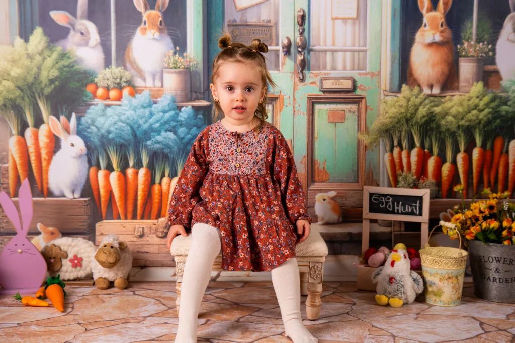 Fetiță în rochie florală la ședință foto de Paște, studio București