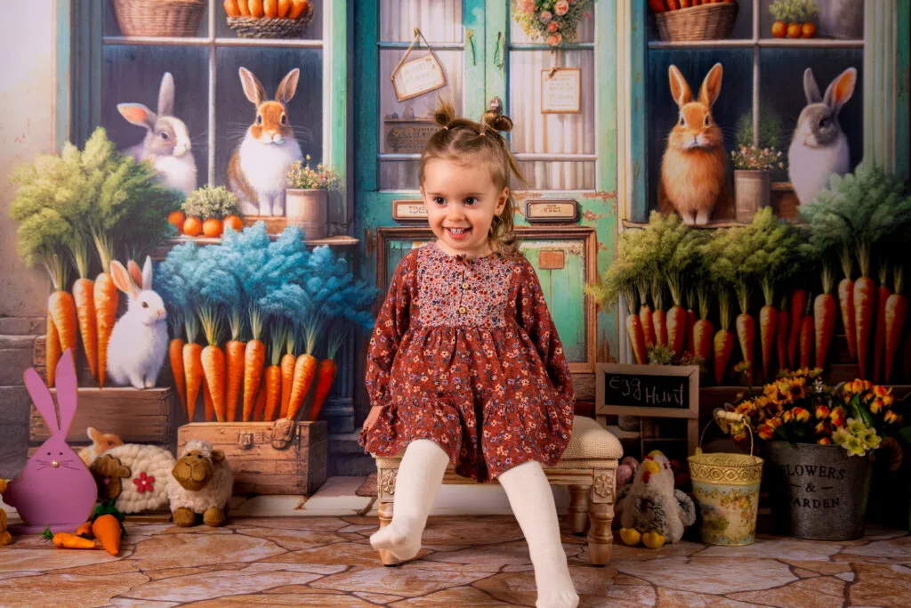 Fetiță zâmbăreață în rochie florală, ședință foto de Paște în studio București